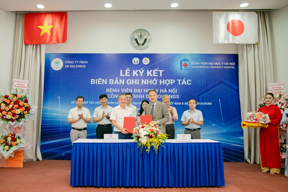 Lễ ký kết Biên bản ghi nhớ hợp tác (Bên trái: PGS.TS. Nguyễn Lân Hiếu, Bên Phải: Ông Lương Xuân Hà) Lễ ký kết Biên bản ghi nhớ hợp tác (Bên trái: PGS.TS. Nguyễn Lân Hiếu, Bên Phải: Ông Lương Xuân Hà)
